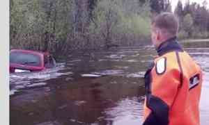 В Котласском районе пожарные спасли семью с детьми из затопленного автомобиля — отец семейства решил показать сыновьям наводнение