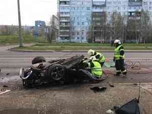 В ДТП в Архангельске погиб 33-летний мужчина. Его машина врезалась в фонарный столб
