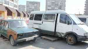 Общественники попросили чиновников освободить парковку у «Диеты» в Архангельске от автохлама