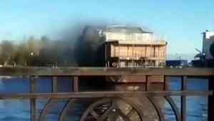 Плавучий ресторан в Архангельске заволокло дымом из-за выпавшего из мангала угля