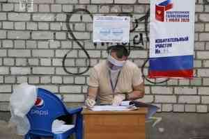 Маска, паспорт, триколор: самые интересные снимки с избирательных участков в Архангельске