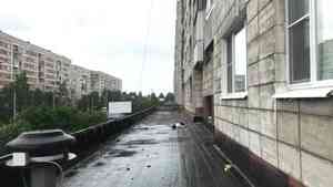 В Архангельске 30-летний мужчина разбился насмерть при падении из окна многоэтажки