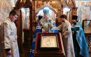 Митрополит Корнилий совершил Литургию в праздник Владимирской иконы Божией Матери и праведного Артемия Веркольского 
