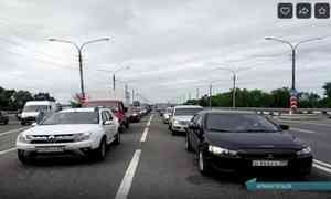 В Архангельске на Краснофлотском мосту — многокилометровая пробка