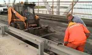 В Архангельске приводят в порядок разводную часть железнодорожного моста
