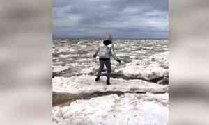 Прокуратура Архангельска завершила проверку по факту видео, на котором женщина с детьми прыгала по льдинам на берегу Белого моря