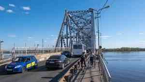 Железнодорожный мост в Архангельске открыли для автотранспорта