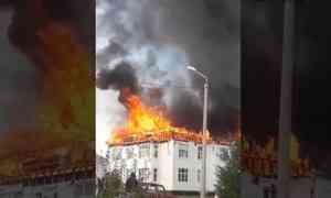 «Чердак сгорел, уже потолки пошли»: крупный пожар в Северодвинске грозит оставить больше 20 человек без крыши над головой