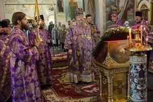 Митрополит Корнилий совершил богослужение в канун праздника Изнесения Животворящего Креста Господня