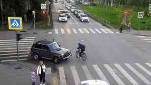 Видео: велосипедист скрылся с места аварии на перекрестке в центре Архангельска