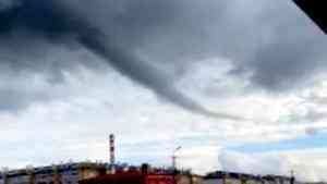Жители Котласа наблюдали похожую на смерч воронку в небе во время шторма 