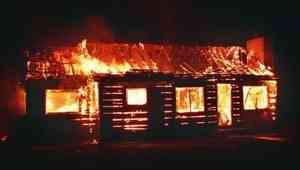 Из-за пожара в бывшей турбазе в Пинежском районе чуть не сгорел частный коттедж