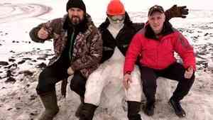 В «Русской Арктике» полярники слепили снеговиков из первого снега