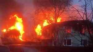 Пламя и взрывы: три десятка пожарных тушили горящий дом на окраине Архангельска