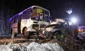 В Катунино в ДТП с участием пассажирского автобуса и легковушки погибла женщина