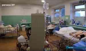 Котласская больница переполнена: пациентов с коронавирусом размещают в коридоре на кушетках и раскладушках