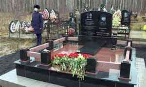 На северодвинском кладбище открыли памятник на могиле мальчика-героя Вани Крапивина
