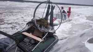 Пожарные спасли из ледового плена ценную для жителей Верхней Тоймы аэролодку 