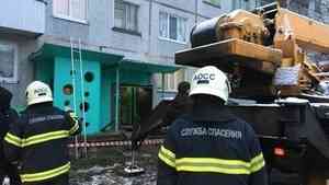 У крыльца жилого дома в Архангельске провалилась одна из опорных плит козырька. Никто не пострадал.