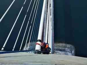 Сотрудники МЧС России спасают ото льда Русский мост во Владивостоке