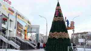 Фотофакт: в Соломбале у торгового центра установили новогоднюю ёлку
