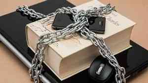 В Поморье бывшего конвоира оштрафовали за передачу мобильников заключённым
