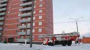 В Архангельске девушка выпала из окна многоэтажки и осталась жива
