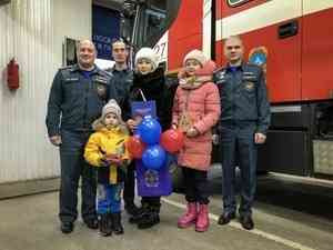 Пожарные из Красноярского края исполнили мечту 5-летнего мальчика