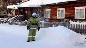 Пожарный доброволец в одиночку сумел спасти дом в Ленском районе в сильный мороз