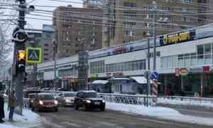 На перекрёстке в центре Архангельска изменят новые настройки светофора из-за пробок