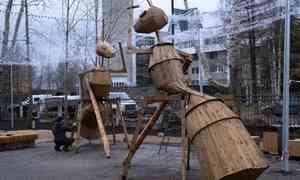В Молодёжном сквере Архангельска у арт-объектов — муравьёв деревянные ноги заменят на металлические потому что горожане влезают на фигуры верхом