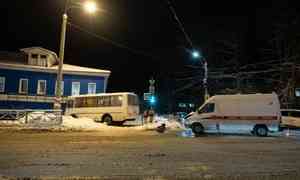 В центре Архангельска столкнулись рейсовый «пазик» и машина «скорой помощи»