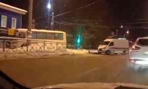 В Архангельске сегодня столкнулись рейсовый автобус и машина скорой помощи