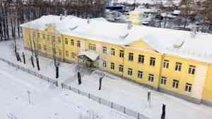 Цыбульский и Морев осмотрели отремонтированные школу и детсад в Архангельске