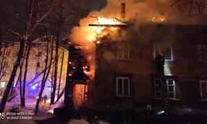 Ночью в центре Архангельска произошёл пожар в жилом доме, жильцы одного подъезда остались без крова