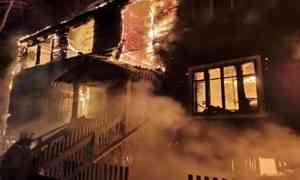 На Кегострове — крупный пожар: у горящего двухэтажного дома рухнул второй этаж