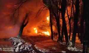 Два крупных пожара в деревянных домах произошли сегодня ночью в Архангельске