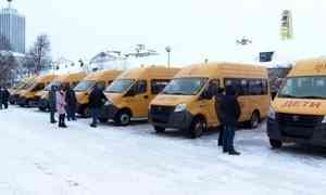 Ключи от новых школьных автобусов вручил губернатор Александр Цыбульский представителям муниципальных образований