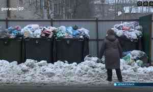 В Архангельске неубранные снежные завалы во дворах мешают вывозить мусор