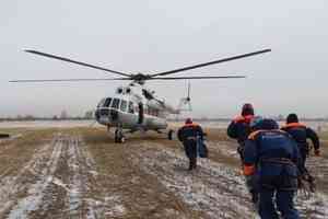 На территории Хакасии проходят ежегодные тренировочные сборы спасателей Сибири по отработке беспарашютного десантирования с вертолета Ми-8