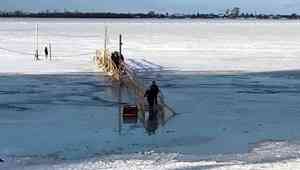 Фотофакт: из-за подъёма уровня воды в Архангельске подтопило переправу на Кегостров