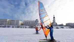 Петля против ветра: в Архангельске начались соревнования по зимнему виндсерфингу
