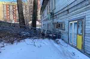 Строительный кран упал на жилой дом в Архангельске