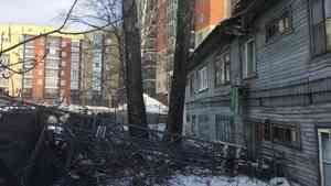 В Архангельске строительный кран упал на деревянный жилой дом