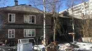 В Архангельске в пожаре в двухэтажной деревяшке погибла пенсионерка
