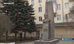 «Юра, мы всё прибрали»: ко Дню космонавтики в Архангельске привели в порядок памятник Гагарину