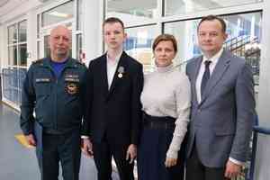 Московский школьник награжден медалью МЧС России за мужество в экстремальной ситуации