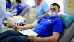 В Национальный день донора сотрудники МЧС России по всей стране приняли участие в акциях по сдаче крови