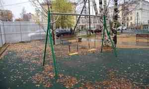 В Архангельске голый мужчина с ножом и пистолетом на детской площадке довёл детей до истерики