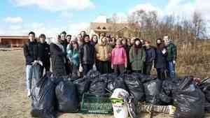 Северодвинские волонтёры собрали на берегу Театрального озера 28 мешков мусора